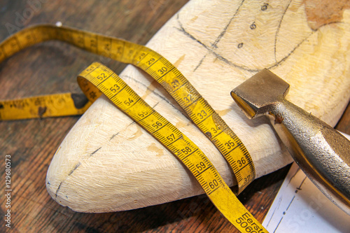 Fotografía Foot measuring at a craft shoemaker in Holland.