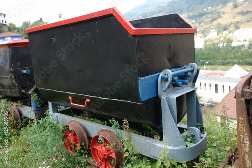 Vagón de descarga lateral de una mina de montaña