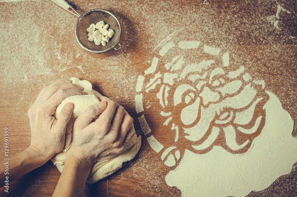 Fototapeta Kobiece ręce naciskając ciasto i zrobić świąteczne ciasteczka