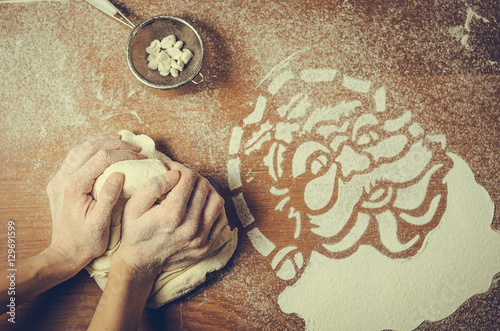 Fototapeta Kobiece ręce naciskając ciasto i zrobić świąteczne ciasteczka