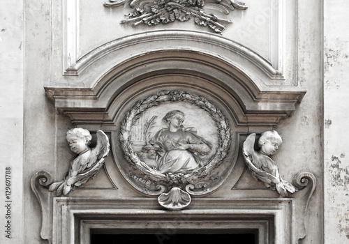 Scultura facciata di una chiesa antica