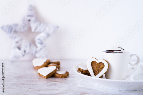 biscotti a forma di cuore e tazza con cioccolata alla panna. Foto orizzontale 