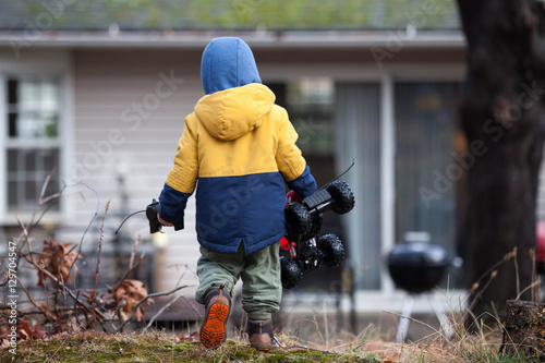 Εκτύπωση καμβά A child play with the radio control car outdoor