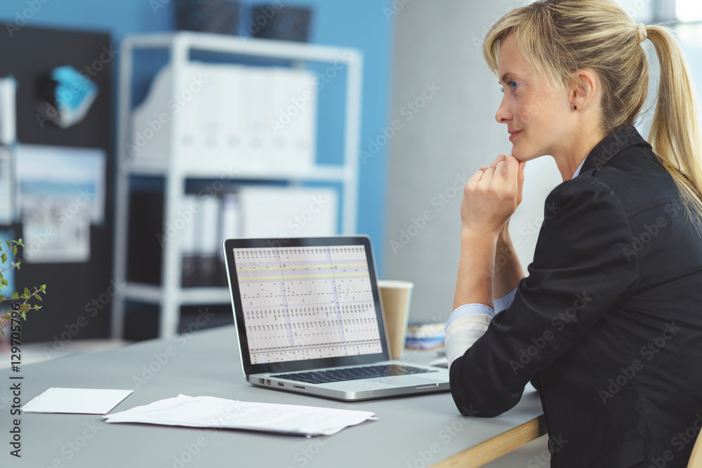 bürokauffrau arbeitet an einer tablelle und denkt nach bürokauffrau arbeitet an einer tablelle und denkt nach