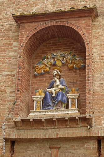 Figuren über dem Eingang von Monte Oliveto Maggiore