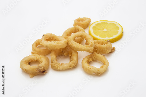 calamari a rondella fritti su fondale bianco photo