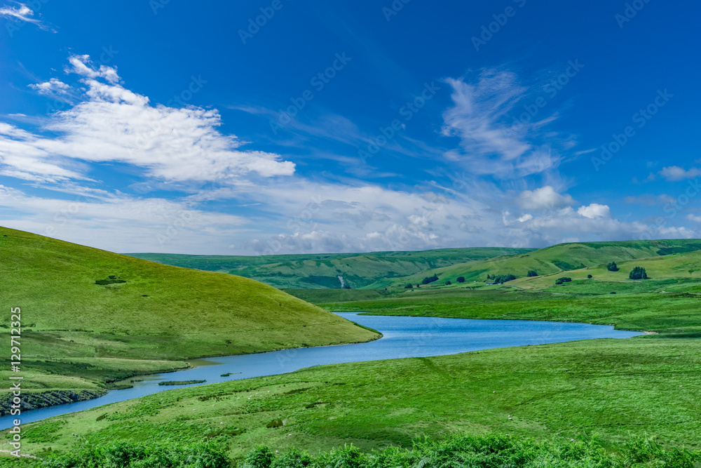 der Elan Valley Stausee und die Szenerie in Powys Wales, Großbritannien 

