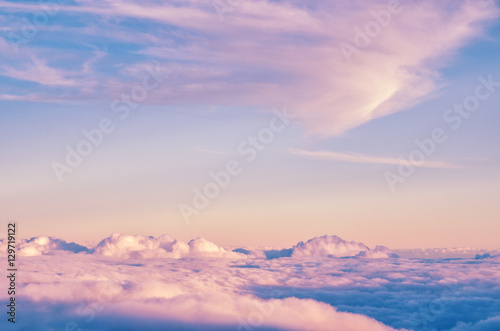 Obraz Abstrakcjonistyczny tło z różowymi, purpurowymi i błękitnymi kolorów chmurami. Zmierzchu niebo nad chmurami. Marzycielskie tło fantasy w delikatnych pastelowych kolorach.
