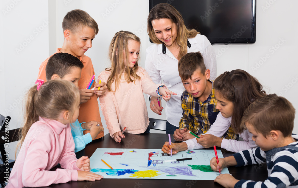 Fototapeta premium Professor and children drawing
