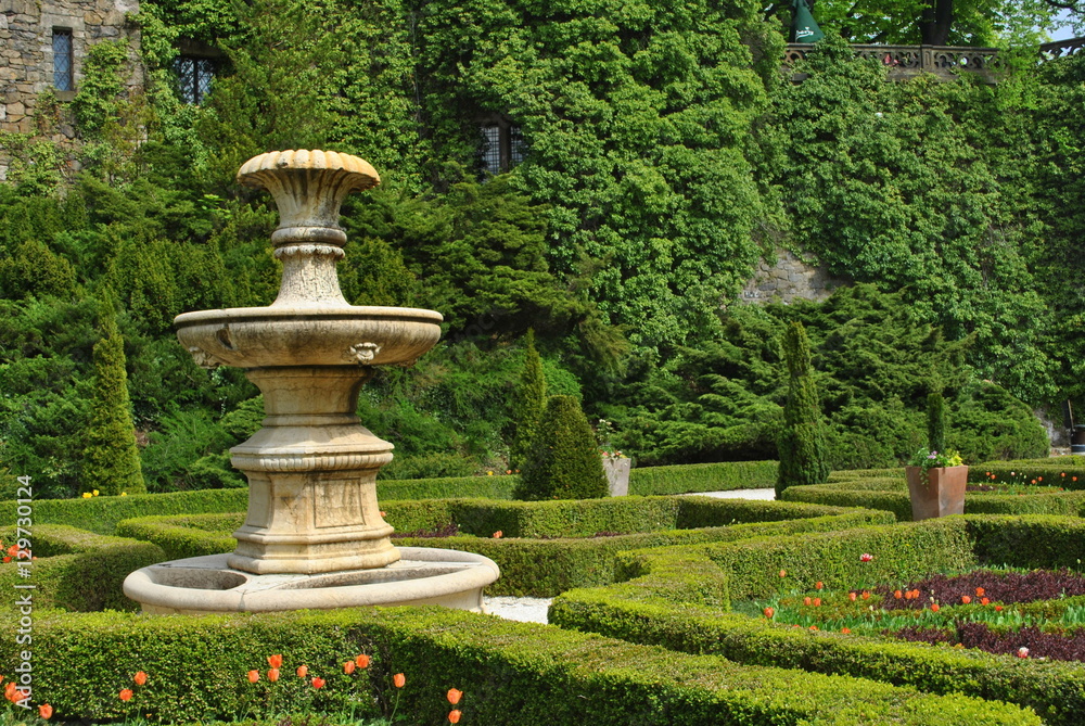 Fontanna w barokowym ogrodzie