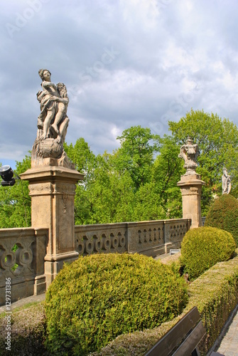 Barokowe posągi w parku © bnorbert3