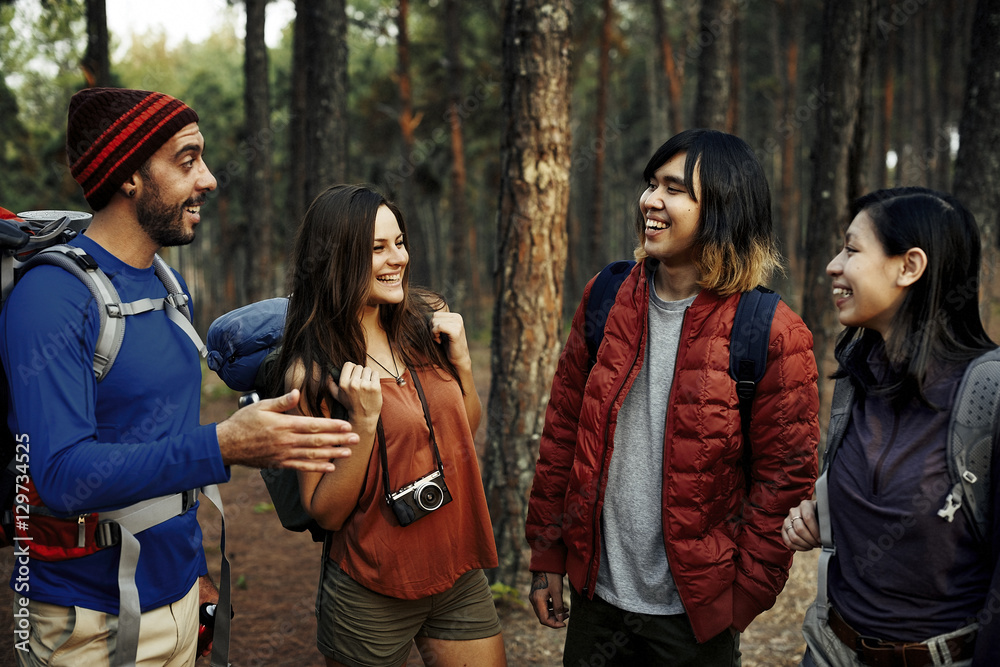 Obraz premium Camping Backpacker Talking Friendship Togetherness Concept