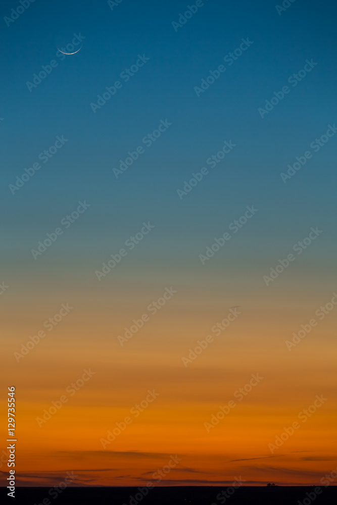 Fototapeta premium Smoky Hills Waxing Crescent