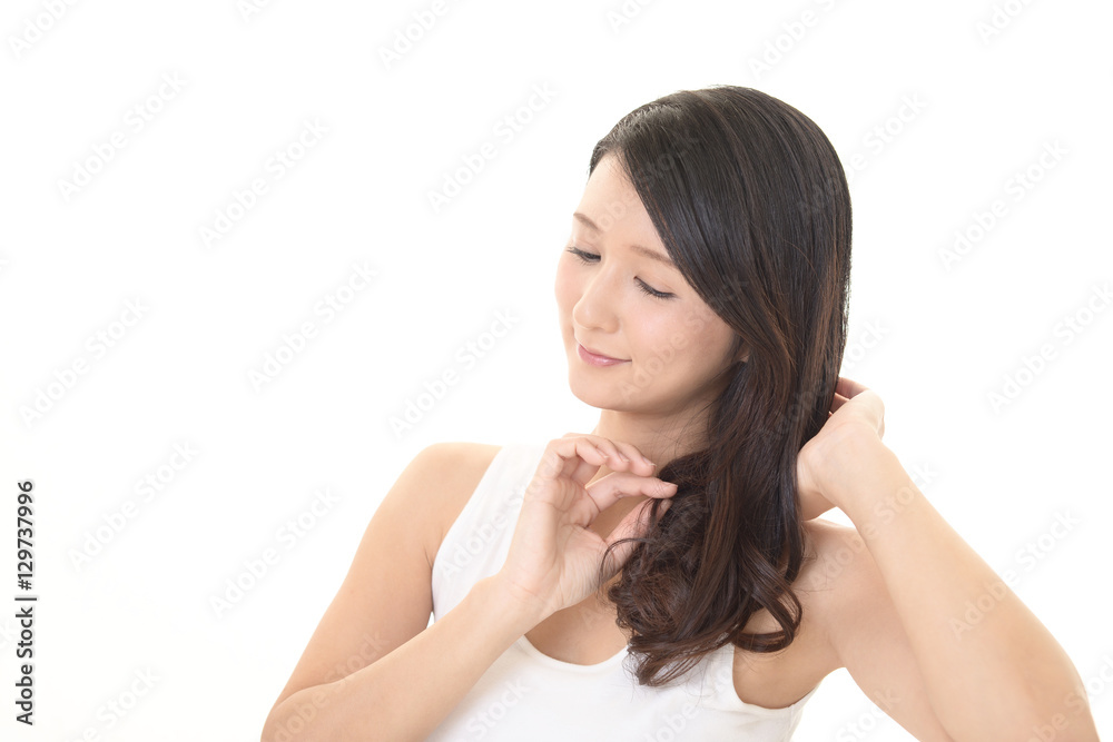 ヘアケアをする女性 ヘアケアをする女性