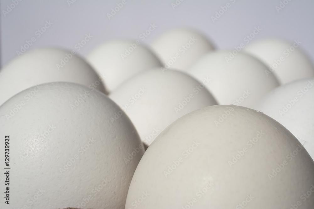 Los huevos están arreglados en fila. Los huevos están arreglados en fila.