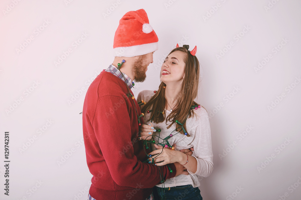 Obraz premium loving couple decorating Christmas tree