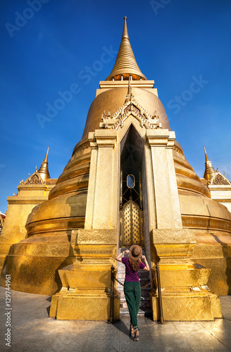 Canvas Print Woman tourist near golden Stupa in Thailand