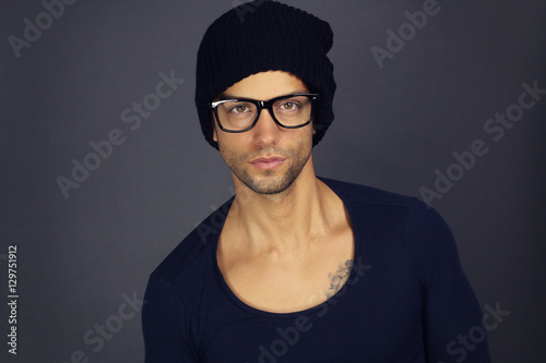 Obraz na plátně Bel homme à la mode portant une paire de lunette