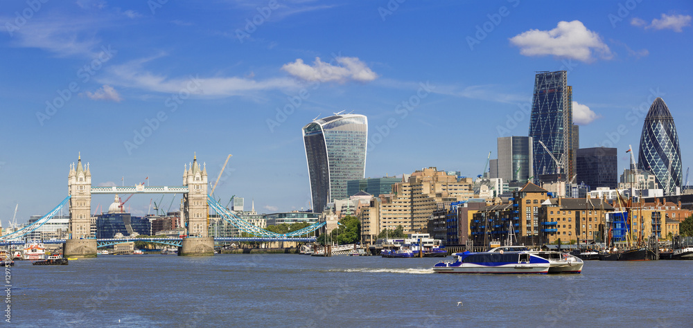 Obraz premium Financial District of London and the Tower Bridge