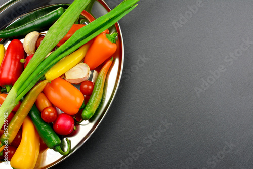 Verschiedenes Gemüse auf einer Servierplatte mit Schieferplatte und Textfreifeld
