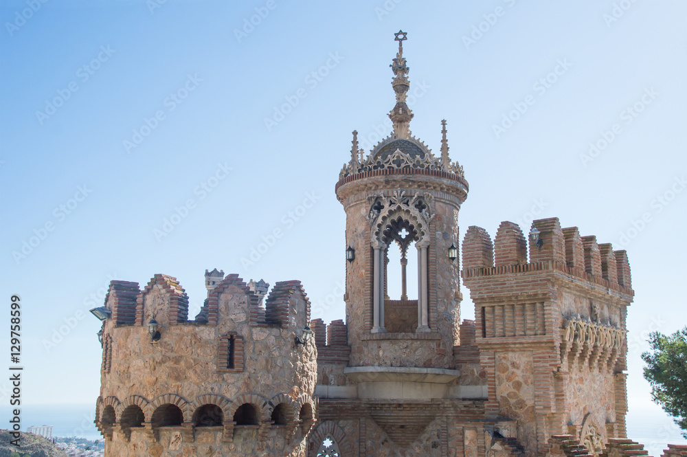 Naklejka premium Castillo de Colomares - Château en mémoire du Navigateur célèbre Christophe Colomb à Benalmadena en Espagne