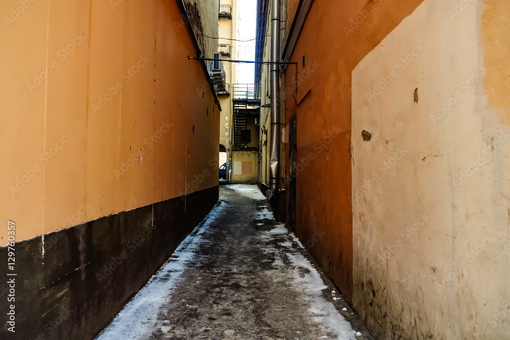 narrow passage between buildings