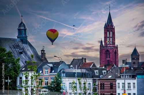 Tableau sur toile Luchtballon boven Maastricht tijdens zonsondergang