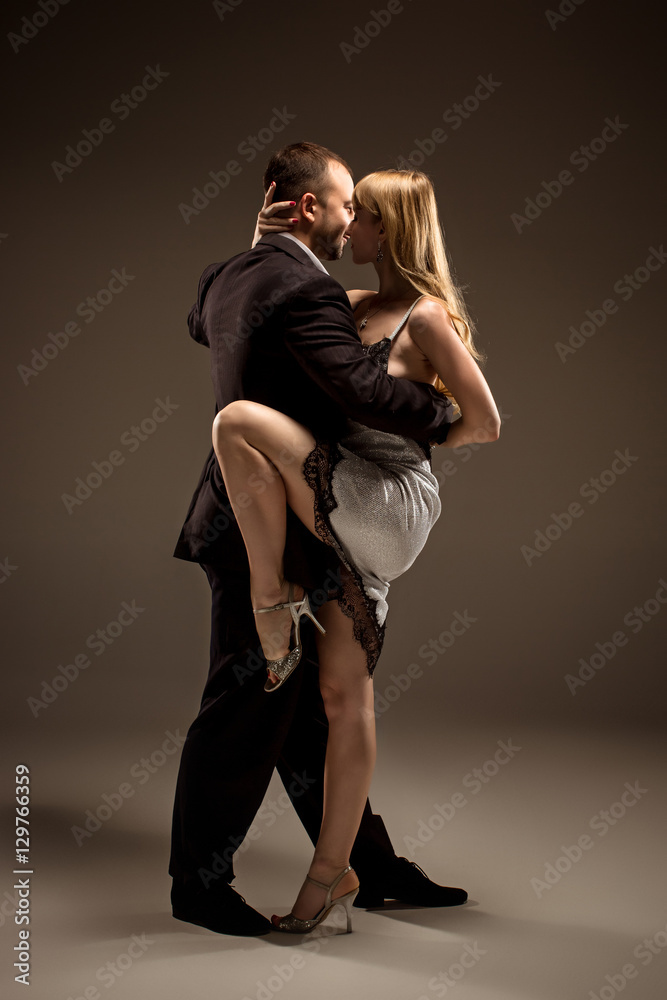 The man and the woman dancing argentinian tango - obrazy, fototapety, plakaty 