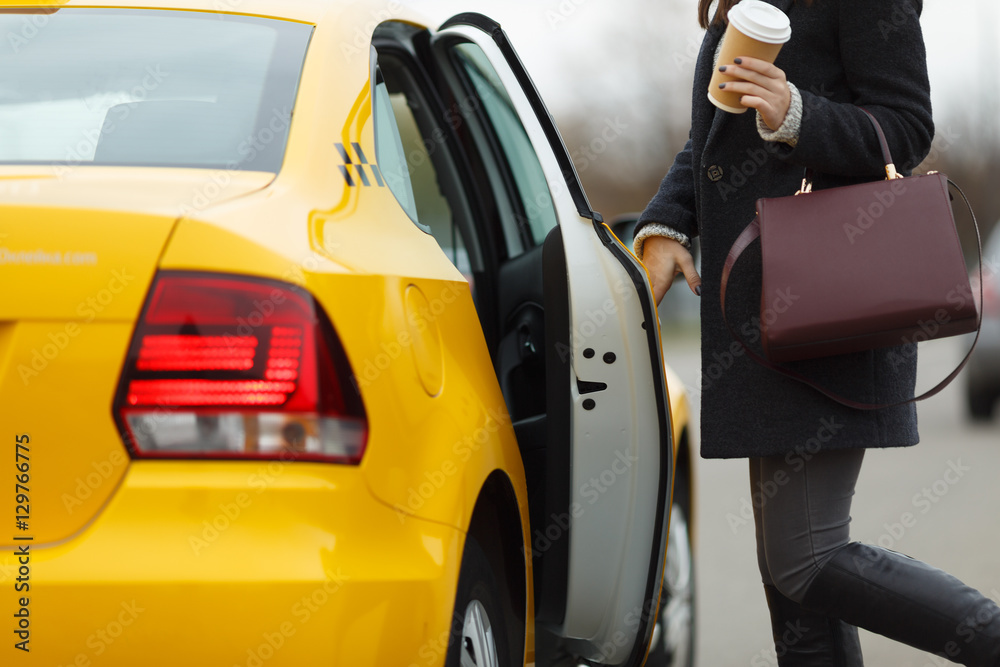 Fototapeta premium Girl with bag near cab