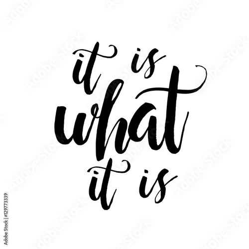 Obraz It Is What It Is - Inspirujący cytat z mądrości napisany ręcznie czarnym tuszem i pędzlem. Dobry na plakaty, koszulki, nadruki, karty, banery. Strony napis, element typograficzny dla swojego projektu.
