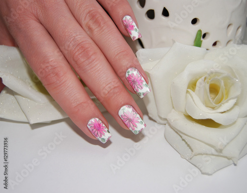 Nailart  Aquarellblumen auf wei  en Fingern  geln 