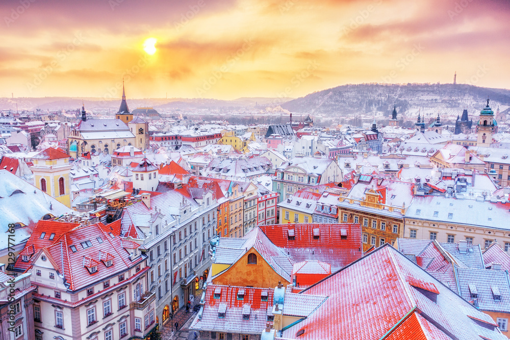 Fototapeta premium Praga w okresie świątecznym, klasyczny widok na zaśnieżone dachy w centralnej części miasta.