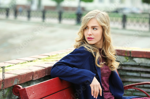 Young attractive woman sitt...