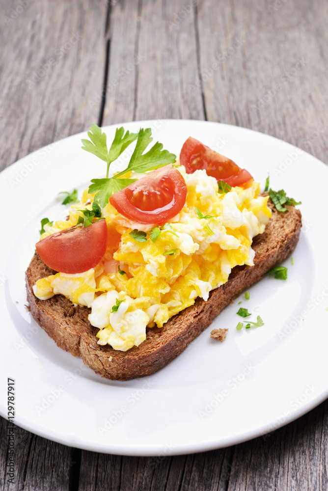 Scrambled eggs on bread