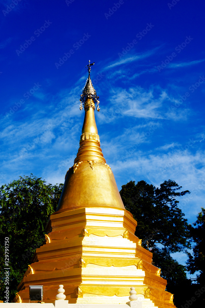 Fototapeta premium Golden Pagoda and stupa in Photharam Ratchaburi Thailand