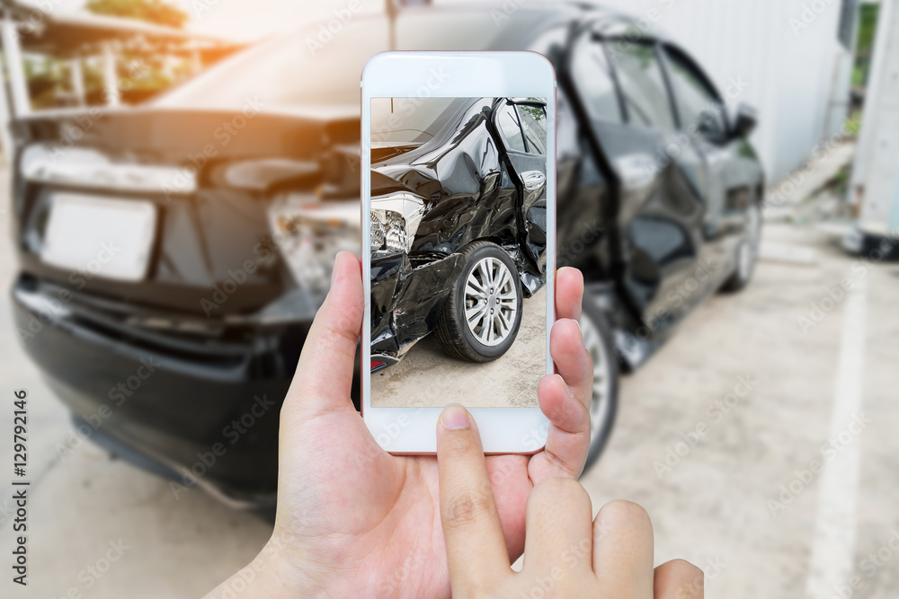 Fototapeta premium kobieta trzymać telefon komórkowy fotografowanie wypadku samochodowego
