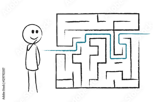 Person findet Weg durch Labyrinth