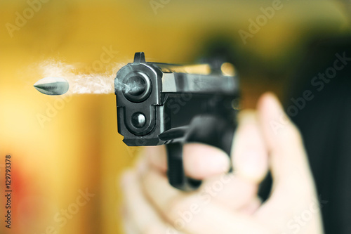 Εκτύπωση καμβά hand gun pistole with flying bullet fire