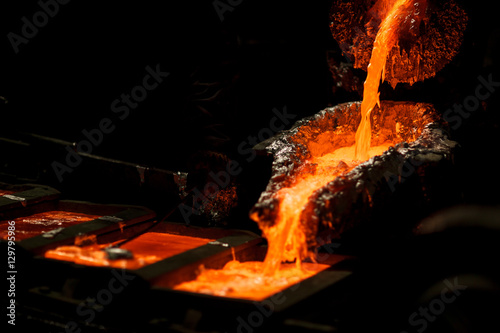 Cuadro en lienzo Molten metal at aluminium foundry. Master alloys