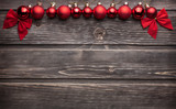 Рождественский фон с красными шариками и бантиками на фоне дерева