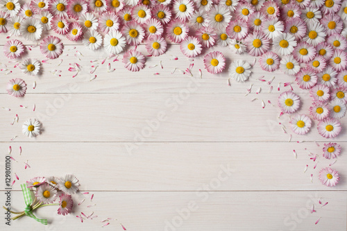 Fototapeta Naklejka Na Ścianę i Meble -  Light wood background with daisies