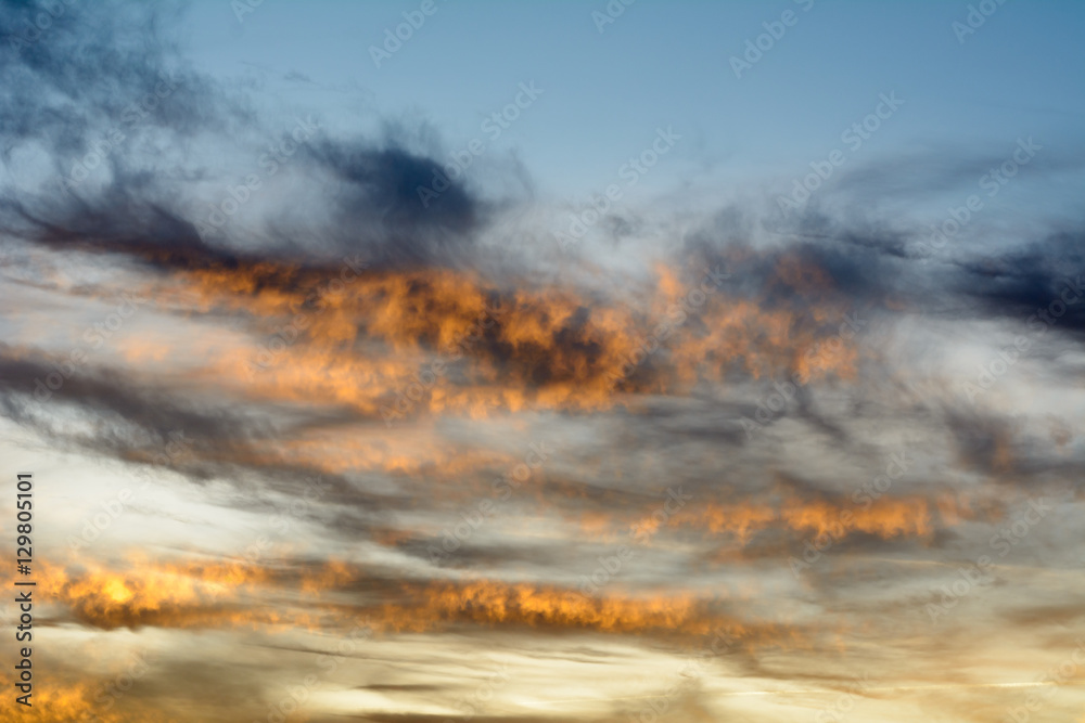 Wolken bei Sonnenuntergang Aufgang