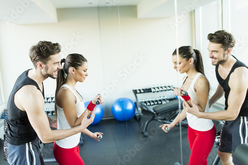 Young woman in gym exercisi...