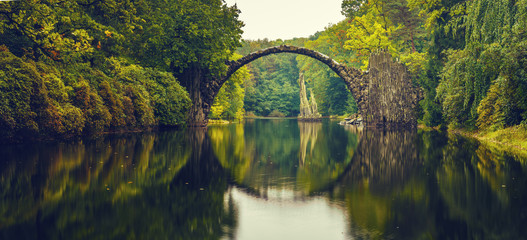 Papier peint photo Le Rakotzbrücke Pont Rakotz à Kromlau en automne  © Mike Mareen