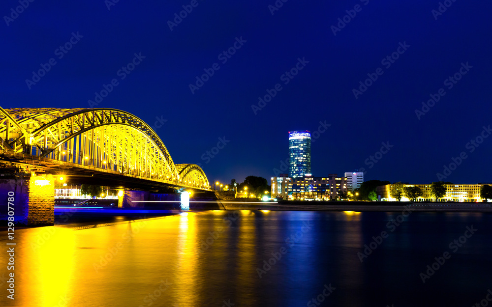 Obraz premium Köln bei Nacht. Hohenzollernbrücke und Köln Triangle