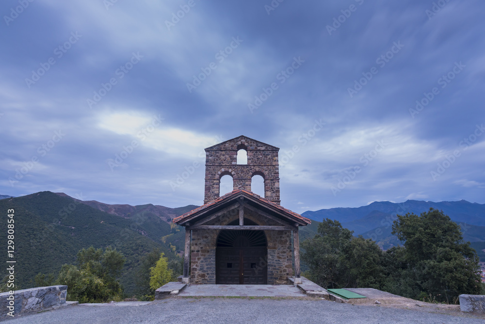 Fototapeta premium Ermita de San Miguel (Santo Toribio de Liebana, Cantabria - España).