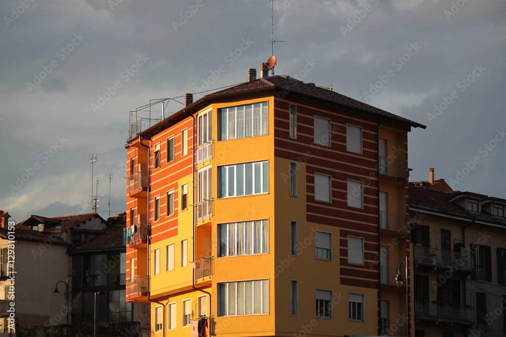 vista edifici urbani esterni con finestre