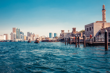 Acrylglasbilder Stadt am Wasser Dubai Creek Skyline mit traditionellen Booten  © oleg_p_100