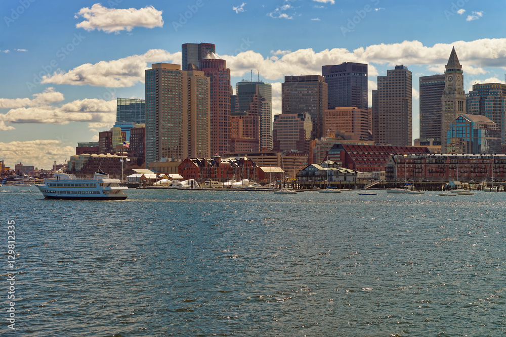 Obraz premium Floating boat with the skyline of Boston in the background