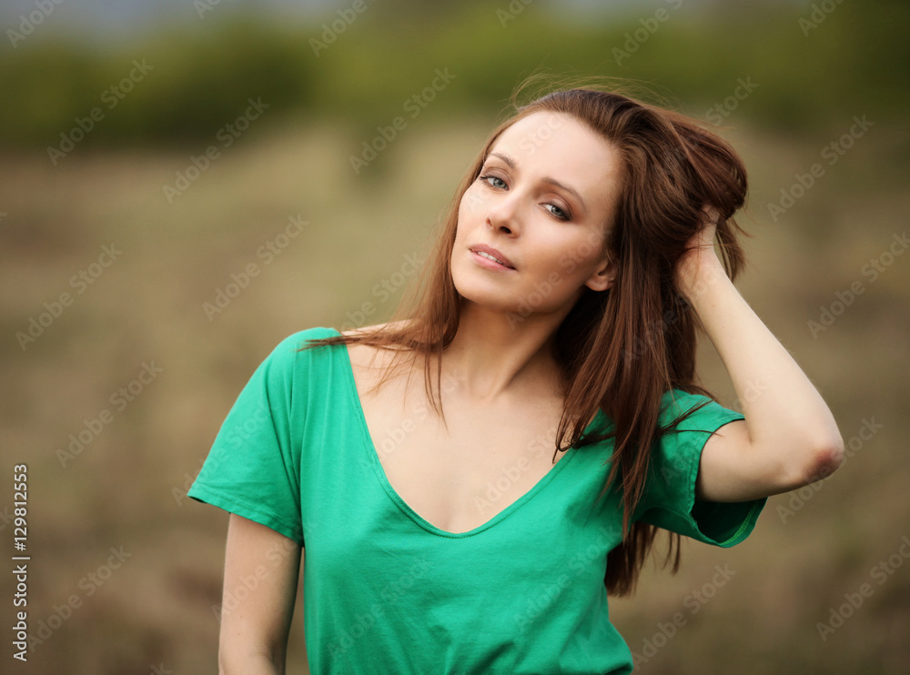 Naklejka premium Portret kobiety w zielonej bluzce